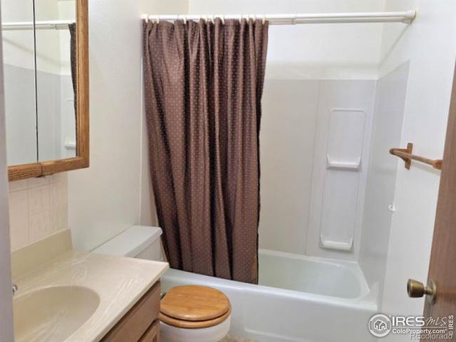 Upper Bathroom | Image 18