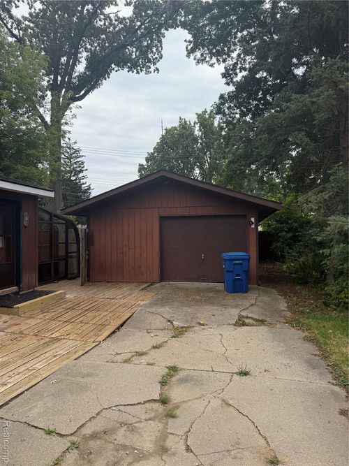 4841 Fenmore Ave, Waterford, MI, 48328-2842 | Card Image