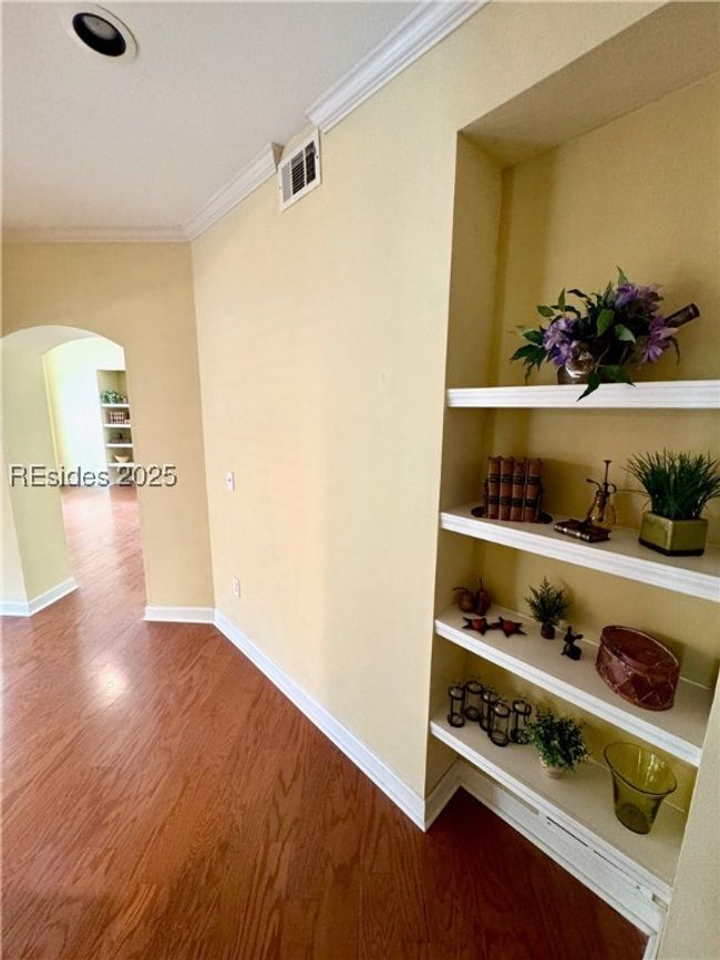 Hallway to Livingroom | Image 13