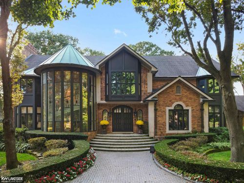 17455 Iris Cir, Clinton Township, MI, 48036-2057 | Card Image