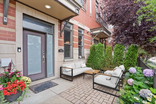 1005 N Riverwalk St, Chicago, IL, 60610-7398 | Card Image