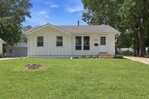 2319 Pinehurst St, Bettendorf, IA, 52722-2727 | Card Image