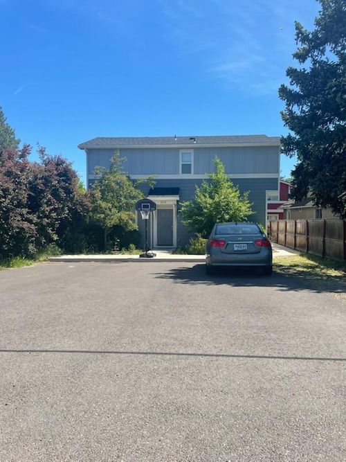 215 S C St, Phoenix, OR, 97535-7777 | Card Image