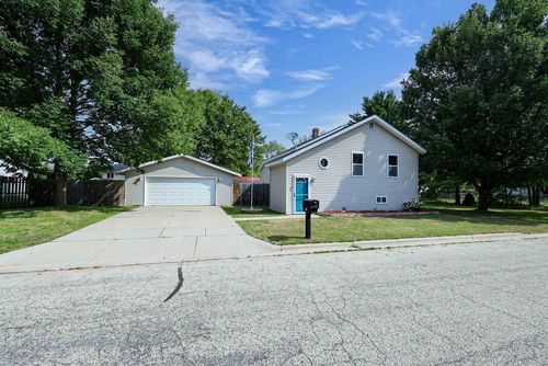215 7th Street, Oconto, WI, 54153 | Card Image