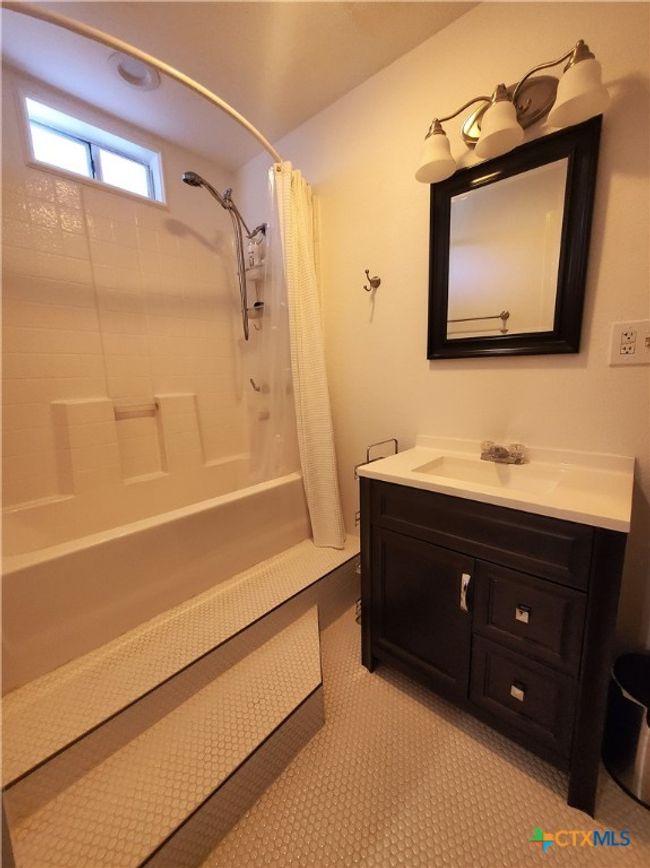 Tub-shower combo. | Image 16