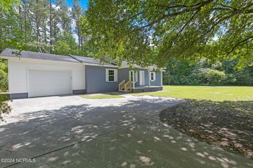 690 Maple Hill School Rd, Maple Hill, NC, 28454-7618 | Card Image
