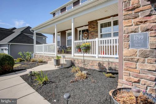 1299 Divinity Dr, GREENCASTLE, PA, 17225-8796 | Card Image