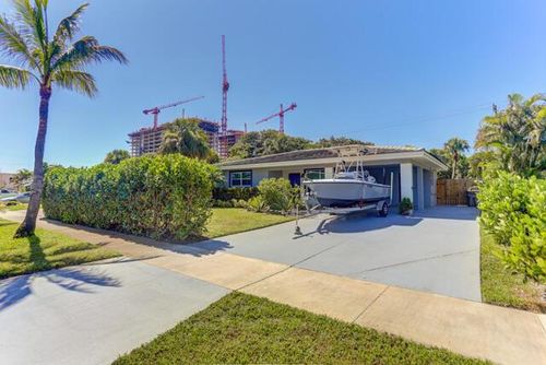 140 Date Palm Dr, Lake Park, FL, 33403-3524 | Card Image