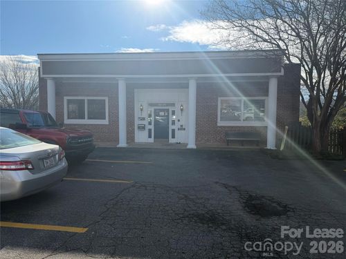 211 Walnut St, Statesville, NC, 28677-5812 | Card Image