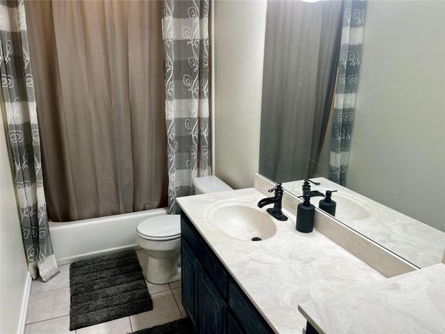 Hall Bathroom | Image 19