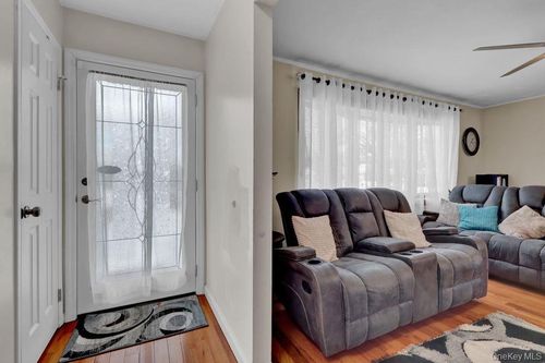 1066 America Ave, West Babylon, NY, 11704-4304 | Card Image