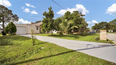 112 Sw Crescent Avenue, House other with 3 bedrooms, 2 bathrooms and null parking in Port Saint Lucie FL | Image 2