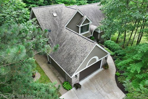 1150 Rolling Pines Dr, Ortonville, MI, 48462-8855 | Card Image