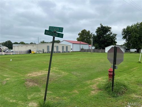 201 Southern St, Gillespie, IL, 62033-2168 | Card Image