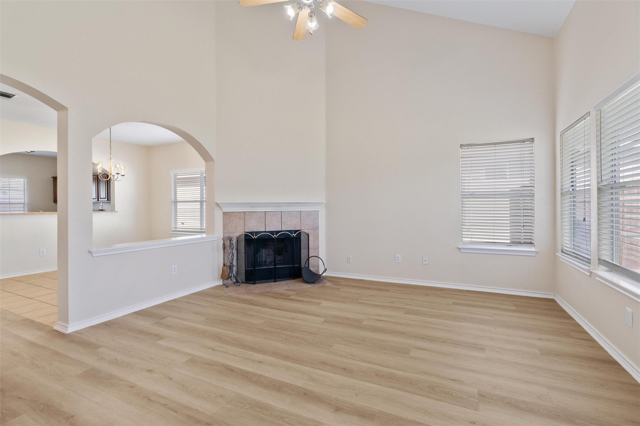 Residential Lease in Manor 5