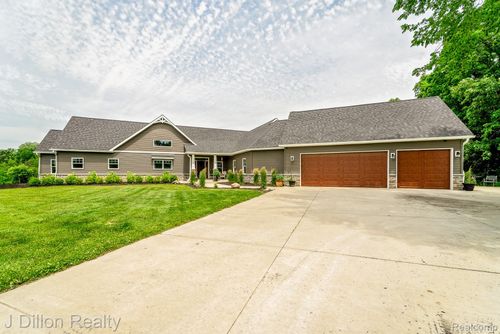 1811 E North Territorial Rd, Whitmore Lake, MI, 48189-9543 | Card Image