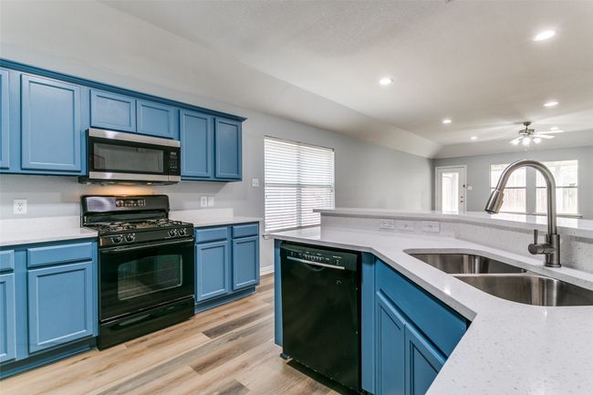 815 Creekside Dr, House other with 4 bedrooms, 2 bathrooms and null parking in Little Elm TX | Image 13