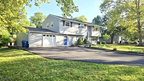 8 Grandin Dr, Flemington, NJ, 08822-4638 | Card Image