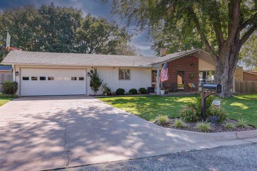 920 Highland Dr, Arkansas City, KS, 67005-3829 | Card Image