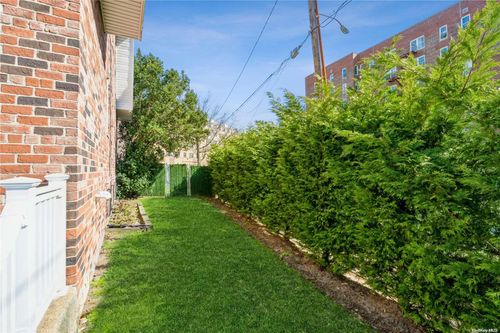 215-215 Beach 16th St, Far Rockaway, NY, 11691-4418 | Card Image