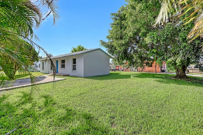 324 W 5 Th Ter, House other with 4 bedrooms, 2 bathrooms and null parking in Pahokee FL | Image 6