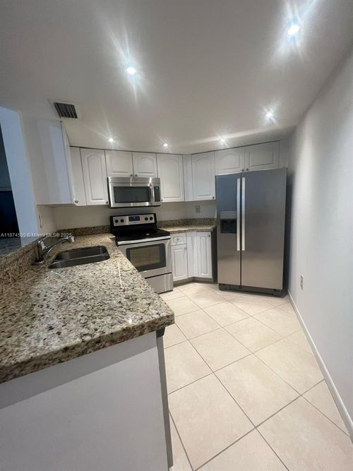 b211-9705 Fontainebleau Blvd, Miami, FL, 33172-4088 | Card Image