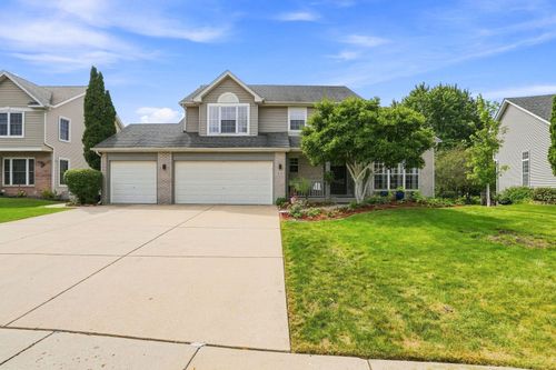 66 White Oak Dr, North Aurora, IL, 60542-8926 | Card Image