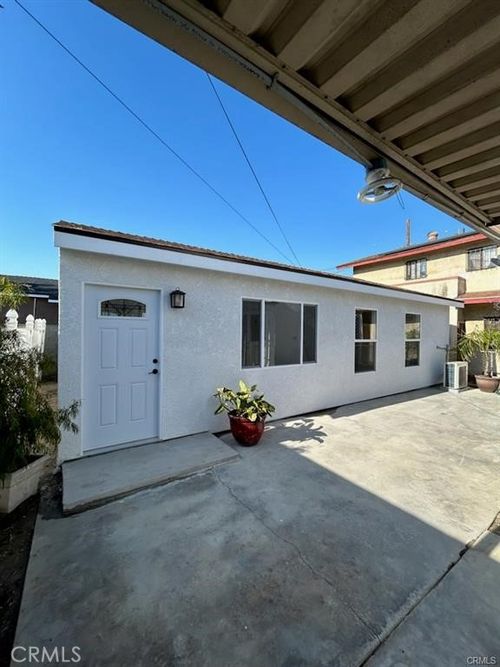 2033 W Burnett St, Long Beach, CA, 90810-3227 | Card Image
