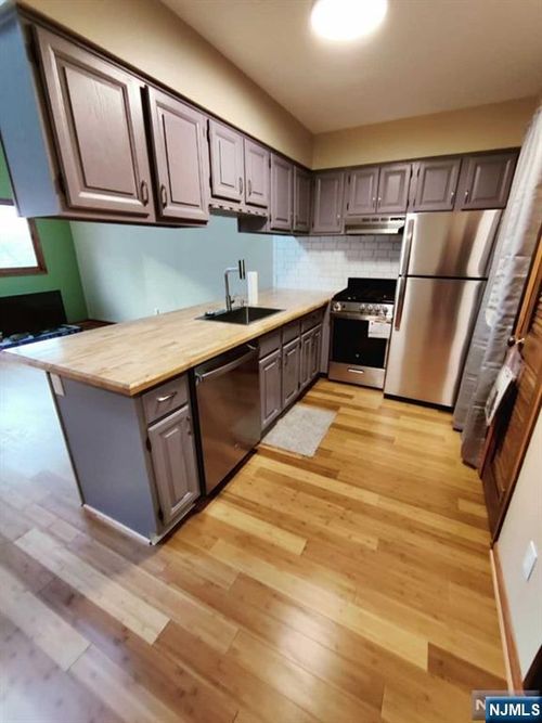 2 Davos Dr E, Vernon, NJ, 07462 | Card Image