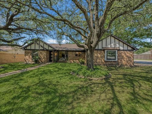 777 Nw Charlyne Dr, Burleson, TX, 76028-4001 | Card Image