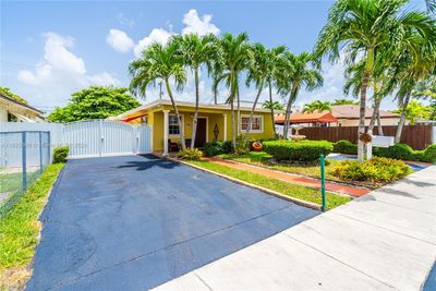 9421 Sw 37th St, House other with 4 bedrooms, 4 bathrooms and null parking in Miami FL | Image 2