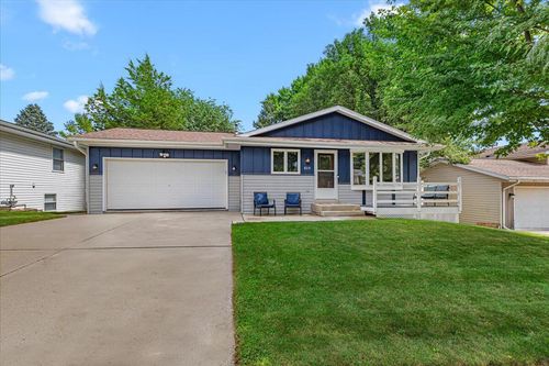 819 Kings Ridge Court E, West Bend, WI, 53090 | Card Image