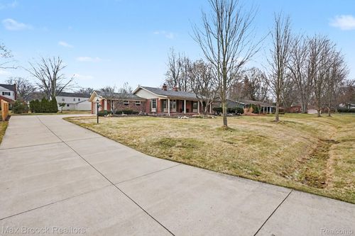3436 Paddington Dr, Troy, MI, 48084-1243 | Card Image