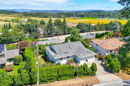 7453 Veyaness Rd, Saanichton, BC, V8M1V9 | Card Image
