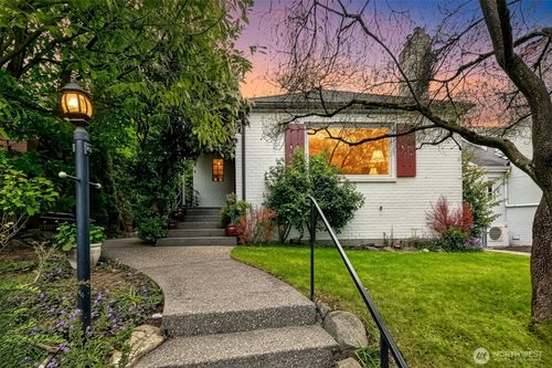 8218 Latona Ave Ne, Seattle, WA, 98115-4055 | Card Image