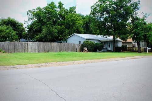 202 Marburger St, Smithville, TX, 78957-2014 | Card Image