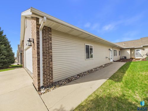 4552 E 49th St Street, Sioux Falls, SD, 57110 | Card Image