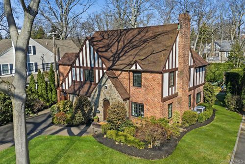 106 Thayer Rd, Manhasset, NY, 11030-2405 | Card Image