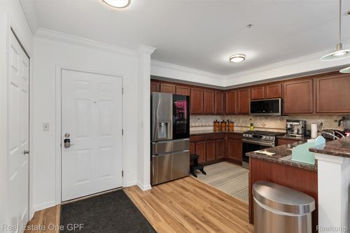 33-2316 Country Club Dr, Saint Clair Shores, MI, 48082-2920 | Card Image