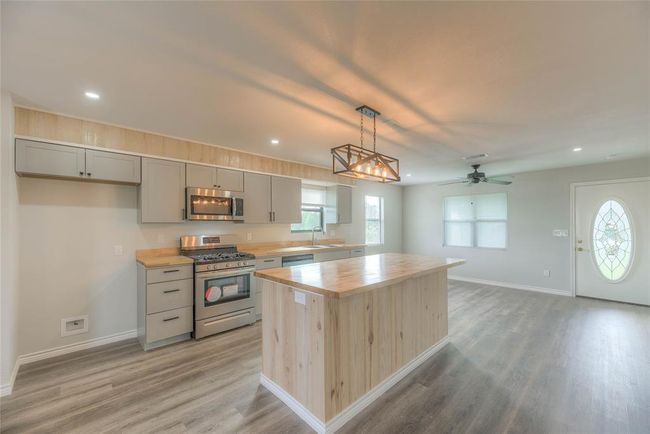 Great kitchen, double sink, butcher board counter tops, walk in pantry, 5 burner gas range | Image 5