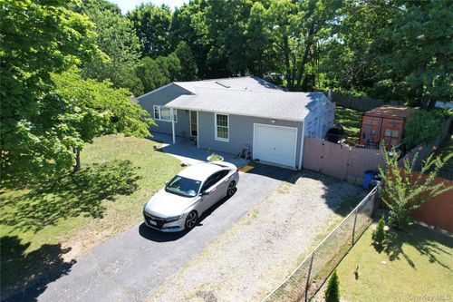 142 Palmer St, Brentwood, NY, 11717-7016 | Card Image