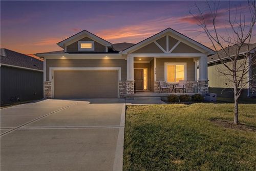 6768 Prairie Lane, Parkville, MO, 64152 | Card Image