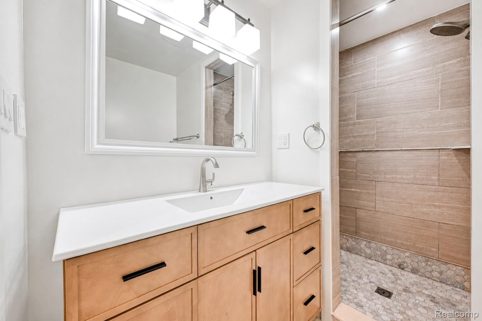 Residential Lease in Clay Township 4
