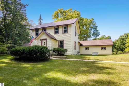 18529 Mission Rd, Traverse City, MI, 49686-9751 | Card Image