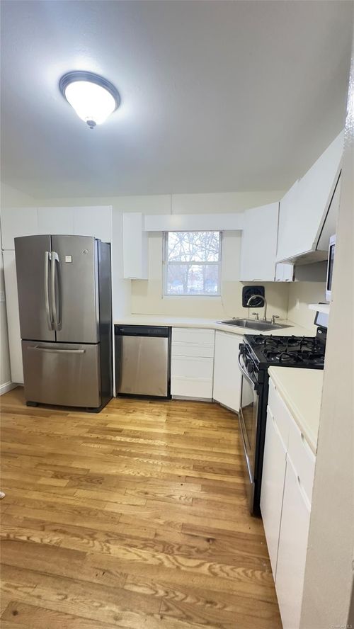 61 Chestnut St, Islip, NY, 11751-3506 | Card Image