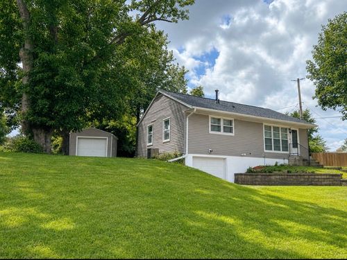 1101 38th St Se, Cedar Rapids, IA, 52403-3833 | Card Image