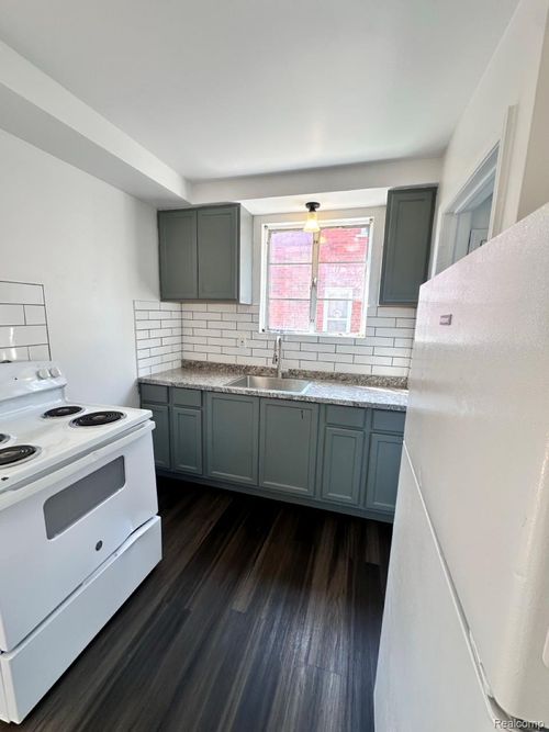 18071 Albion St, Detroit, MI, 48234-3801 | Card Image