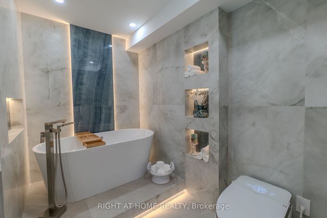 608 - 447 Walmer Rd, Condo with 3 bedrooms, 4 bathrooms and 2 parking in York ON | Image 19