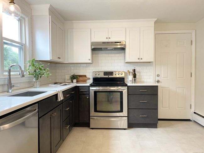 226 Middletown Ave, Home with 6 bedrooms, 2 bathrooms and 8 parking in Wethersfield CT | Image 5