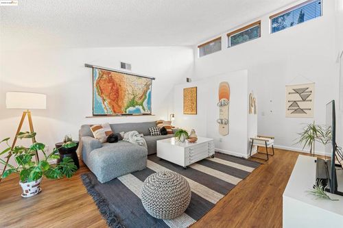 1001 Damon Ct, Santa Rosa, CA, 95401-5335 | Card Image